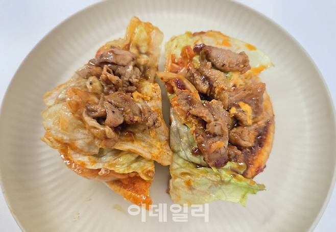 패티 대신 직화 불고기 조각이 올라간 맘스터치 ‘불대박 직화불고기버거’. 햄버거라기보다는 불고기를 채소에 얹은 식사형 구성에 가깝다. (사진=한전진 기자)