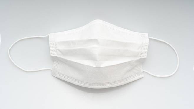 우리 일상에서 점차 사라지고 있는 마스크, 이 틈을 각종 호흡기 감염병이 위협하고 있다|출처: 클립아트코리아