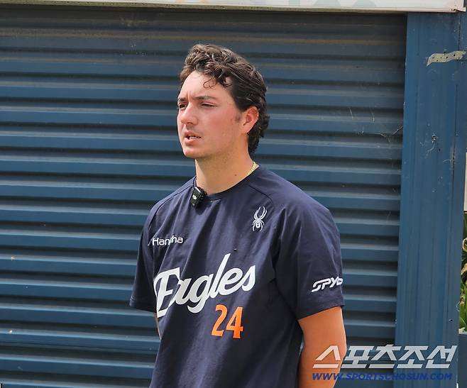 인터뷰에 임한 화이트. 김영록 기자