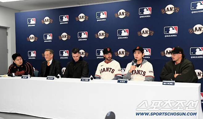 미국 메이저리그 샌프란시스코 자이언츠 이정후가 7일 이천 LG챔피언스파크에서 열린 미디어데이에서 기자회견을 가졌다. 이날 기자회견에는 래리 베어 CEO, 버스터 포지 사장, 토니 비텔로 감독, 윌리 아다메스가 함께했다. 인사말을 하는 이정후의 모습. 이천=허상욱 기자wook@sportschosun.com/2026.01.07/