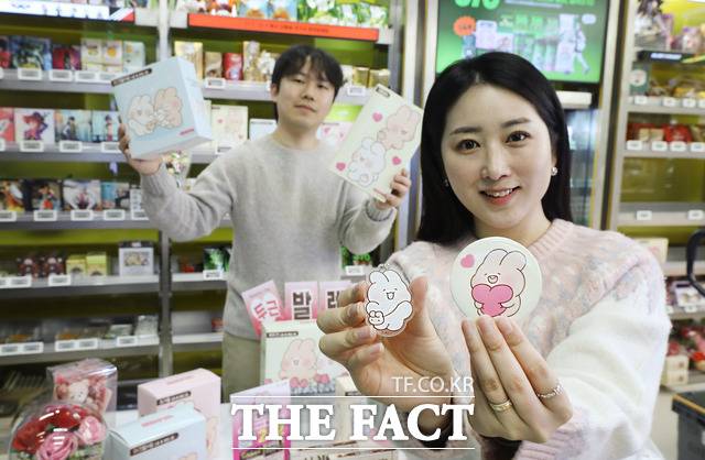 이마트24가 발렌타인데이를 맞아 인기 캐릭터인 '슈야토야' IP를 활용해 '두근 발렌타인' 행사를 진행한다. /이마트24