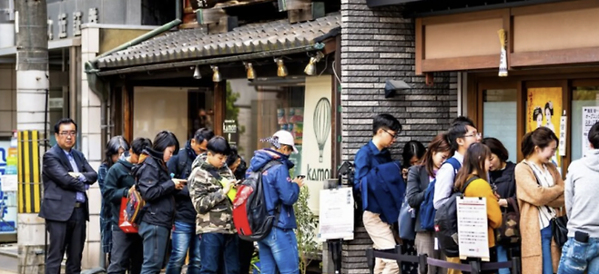 식당에서 대기 중인 사람들. 테이블 체크.