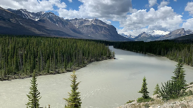여행자들은 탐방로를 벗어나 노스 서스캐처원 강에서 카약을 즐길 수도 있다