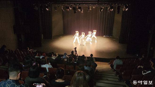 지난달 24일 부산 남구 경성대 예노소극장에서 ‘MEGA K-POP(케이팝) 오디션’이 열리고 있다. 경성대는 아이돌 데뷔를 꿈꾸는 지역 10·20세대를 수도권 기획사와 연결해 주기 위해 이 같은 행사를 기획했다. 김화영 기자 run@donga.com