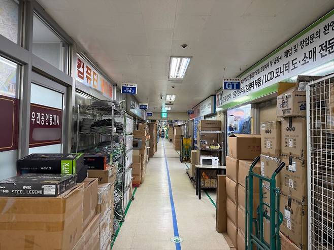 지난달 30일 서울 용산 선인상가 조립 PC 매장에 손님이 없어 한산한 분위기가 이어지고 있다. 사진=최혜림 기자
