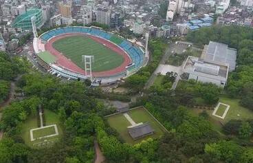 효창운동장과 효창공원을 공중에서 촬영한 모습. 한겨레 자료사진