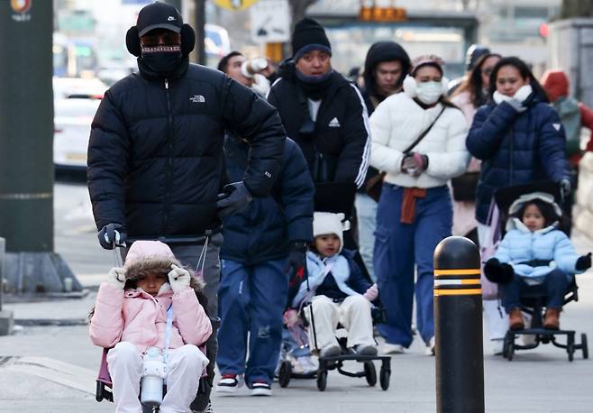 한파가 이어진 지난달 30일 서울 중구 을지로입구역 인근 거리에서 관광객들이 발걸음을 옮기고 있다./사진=뉴스1.