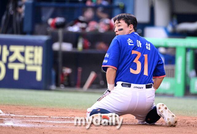 2025년 8월 9일 오후 서울 잠실구장에서 열린 '2025 신한 SOL뱅크 KBO 리그' 한화 이글스와 LG 트윈스의 경기. 한화 3루 주자 손아섭이 1회초 1사 1.3루서 노시환의 3루수 앞 땅볼 떄 홈에서 아웃된 뒤 아쉬워하고 있다./마이데일리