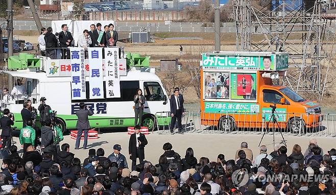 지지 호소하는 다카이치 일본 총리 (요코하마=연합뉴스) 박상현 특파원 = 다카이치 사나에 일본 총리가 중의원 선거(총선)를 앞두고 31일 가나가와현 요코하마시에서 집권 자민당 후보 지원 유세를 하고 있다.