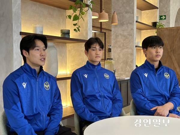 인천 유나이티드가 동계 전지훈련을 진행 중인 스페인 안달루시아에서 신인 선수 이준섭, 오준엽, 왕민준이 취재진과 인터뷰를 진행하고 있다. /백효은기자100@kyeongin.com