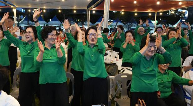 지난해 9월 열린 제1회 나주시 사회복지박람회에 참가한 어르신들이 다양한 프로그램에 참여하며 즐거워하고 있다. 나주시 제공