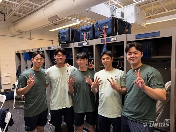 NC 다이노스 선수들이 멧 데이비슨이 선물한 티셔츠를 입고 기념 사진을 찍고 있다. /NC 다이노스