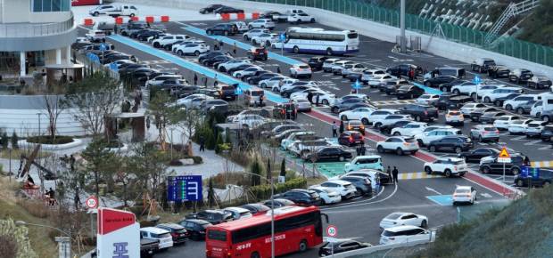 포항~영덕 고속도로 포항휴게소가 해맞이 명소로 전국적인 입소문을 타고 있다. 사진은 주말의 포항휴게소 주차장 모습. 사진=독자 제공