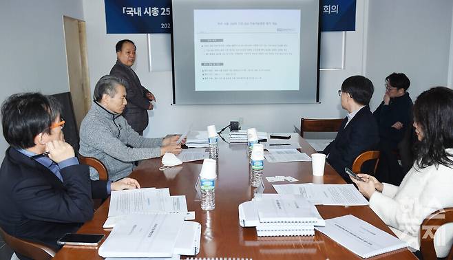 이치한 ESG행복경제연구소 소장이 2일 오전 서울 종로구 한스경제 더 시그널에서 열린 '국내 시총 250대 기업 ESG 지속가능경영 평가' 자문위원 회의서 ESG 평가 개요 보고를 하고 있다./ 이호형 기자 leemario@sporbiz.co.kr 2026.02.02