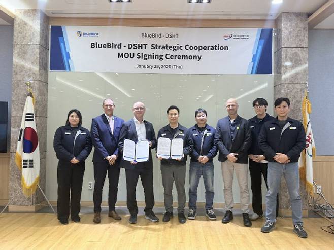 (왼쪽 두번째부터) 모셰 블루버드 영업총괄 부사장, 나디르 블루버드 대표이사, 김성호 대성하이텍 신사업파트장 (사진=대성하이텍)