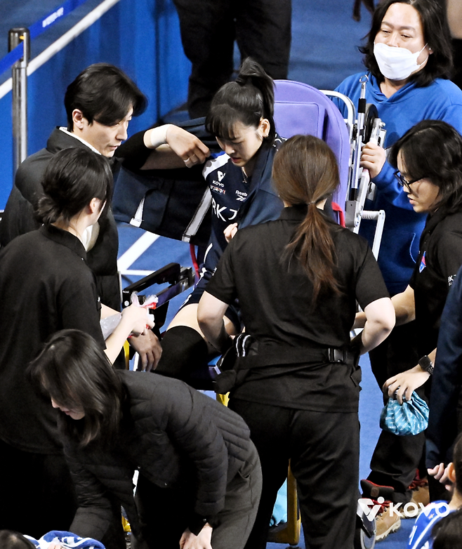 병원으로 향하는 임명옥. 제공 | 한국배구연맹