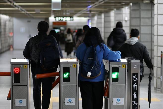 서울 시내 지하철역에서 시민들이 개찰구를 통과하고 있다. 2025.3.4. (ⓒ연합뉴스, 무단 전재-재배포 금지)