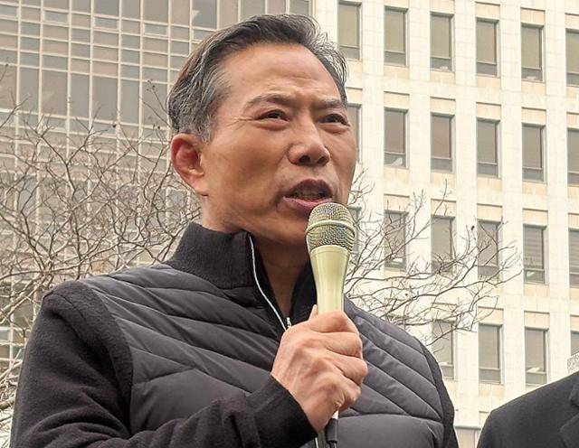 윤석열 전 대통령 지지자인 손현보 세계로교회 담임목사가 지난달 30일 부산 연제구 부산지법에서 징역 6개월과 집행유예 1년을 선고받은 뒤 기자회견을 하고 있다. 부산=뉴스1