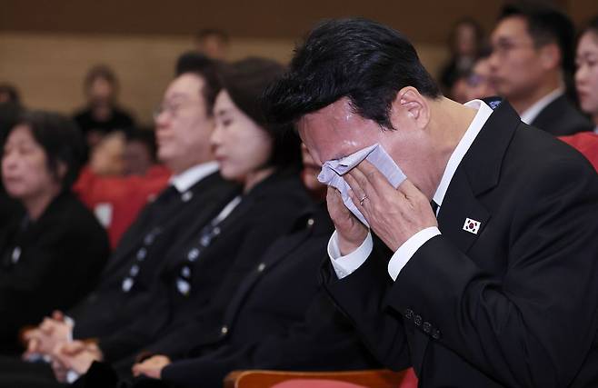 김민석 국무총리가 31일 서울 여의도 국회 의원회관에서 열린 이해찬 전 국무총리 영결식에서 눈물을 닦고 있다. 연합뉴스