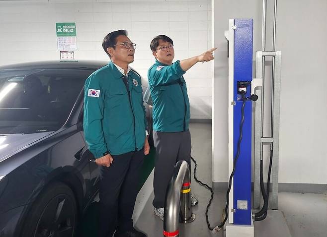 천안시장 권한대행 부시장이 공동주택 지하주차장 전기차 충전시설을 점검하고 있다. ⓒ천안시 제공