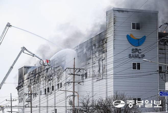 3일 오후 시흥시 정왕동 SPC삼립 시화공장에서 화재가 발생해 소방관계자들이 진화 작업을 하고 있다. 임채운기자