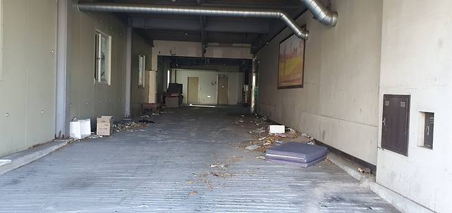 ▲ 3일 포항 필로스호텔 인근 상권에도 쓰레기가 널부러져있는 모습. 황영우 기자