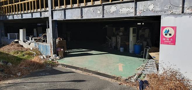 ▲ 3일 포항 필로스호텔 뒷편 '대피소' 주차공간에도 쓰레기들이 산적한 모습. 황영우 기자