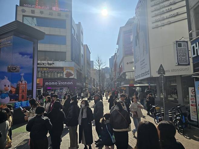 지난 1일 기온이 다소 오르면서 많은 시민들이 대구 동성로를 찾았으나 외국인 관광객의 모습은 찾아보기 힘들었다. 김현목 기자