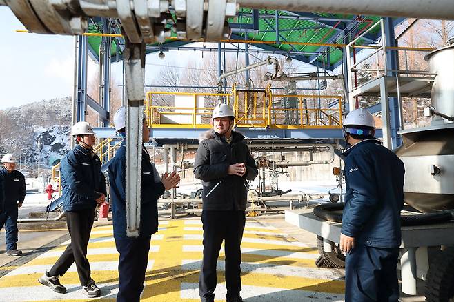 ▲한국석유공사 최문규 사장직무대행(오른쪽 두번째)이 2일 구리 비축기지에서 겨울철 재난안전관리 확인점검을 위한 현장점검을 하고 있다.