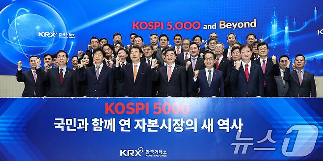 이억원 금융위원회 위원장, 정은보 한국거래소 이사장, 이찬진 금융감독원장을 비롯한 참석자들이 3일 서울 영등포구 한국거래소에서 열린 ‘KOSPI 5000 and Beyond’ 세미나에 참석해 기념촬영을 하고 있다. 2026.2.3/뉴스1 ⓒ News1 김도우 기자