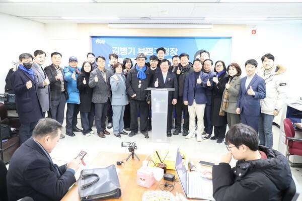 2일 오전 9시 30분 부평구청 브리핑룸에서 더불어민주당 소속 김병기 전 인천시의원이 오는 6월 3일 치러지는 부평구청장 출마선언을 진행하고 "재정과 금융 전문가로서 부평 경제를 새롭게 만들겠다"고 밝혔다. /사진=STN