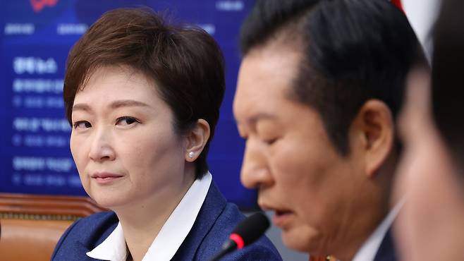 더불어민주당 이언주 최고위원(왼쪽)이 2일 서울 여의도 국회에서 열린 최고위원회의에서 정청래 대표의 발언을 듣고 있다. /연합뉴스.