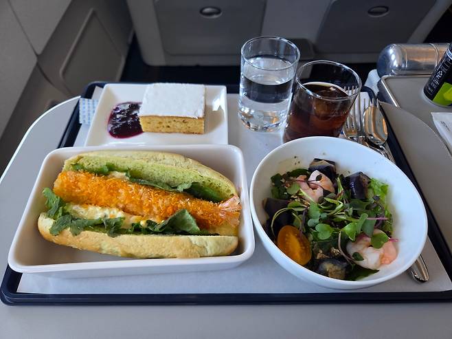 파라타항공 비즈니스 스마트석 기내식. 가지 미소바질 샐러드, 에비카츠 산도, 진저 사워크림 케이크가 제공됐다. /한예나 기자