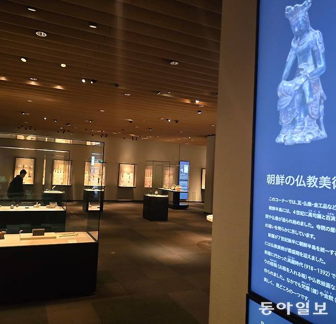 일본 도쿄국립박물관 동양관 5층 한국관의 오른쪽 안내판에 ‘보살반가상’(7세기 삼국시대)의 모습이 보인다. 도쿄=황인찬 특파원 hic@donga.com