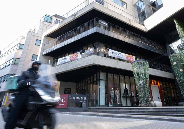 1월 27일 연예인 차은우 부모가 운영하는 것으로 알려진 '어제연'이 위치한 서울 강남구 청담동 건물 앞으로 오토바이가 지나가고 있다. 강예진 기자