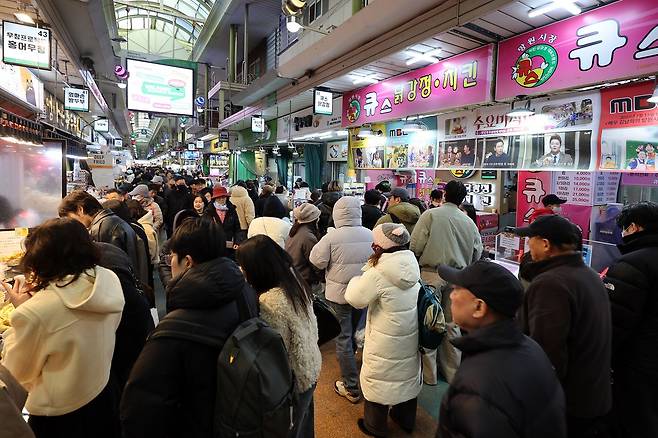 지난 1일 서울 마포구 망원시장에서 시민들이 장을 보고 있다. 뉴스1