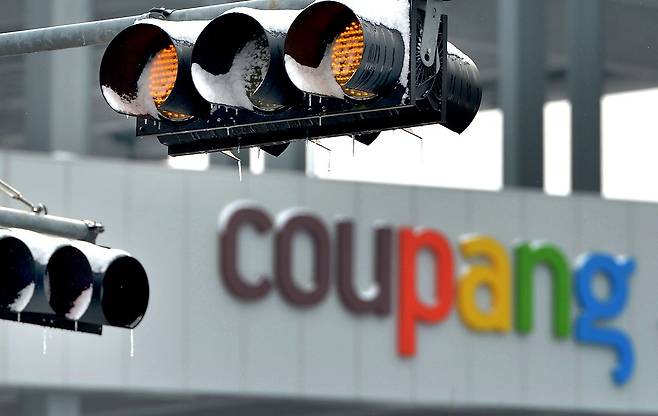 대규모 개인정보 유출 사태를 일으킨 쿠팡에 대한 정부 수사가 장기화 되고 있는 가운데 2일 대전의 한 쿠팡 물류센터 앞 신호등에 눈과 고드름이 맺혀있다. 김성태 객원기자