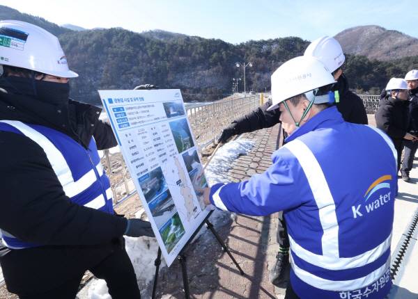 윤석대(앞줄 오른쪽) 한국수자원공사 사장이 지난달 30일 강원 삼척 광동댐 댐마루에서 저수 상황 등을 점검하고 있다. 수자원공사 제공