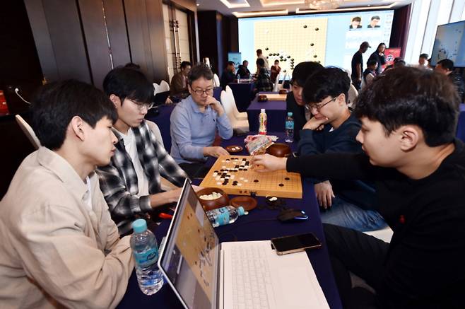 한국 검토진. 출격을 앞두고 있는 신진서 9단과 유창혁 9단의 모습도 보인다. 한국기원 제공