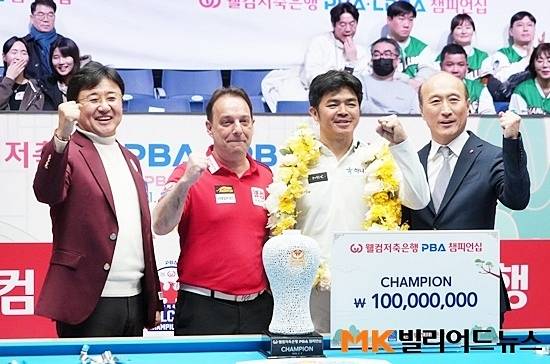시상식에서 (왼쪽부터) PBA 장상진 부총재, 준우승 산체스, 우승 Q응우옌, 웰컴저축은행 김대웅 대표가 포즈를 취하고 있다.