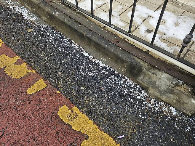 서울 한 거리에 제설제가 쌓여 있다. 김광우 기자.