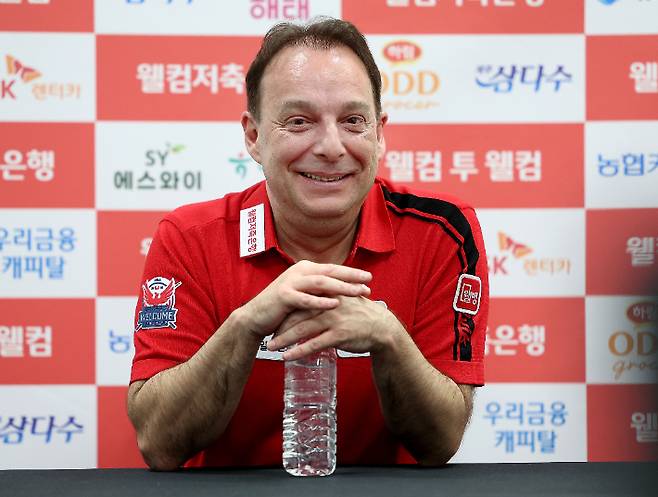 기자 회견에 나선 산체스. PBA
