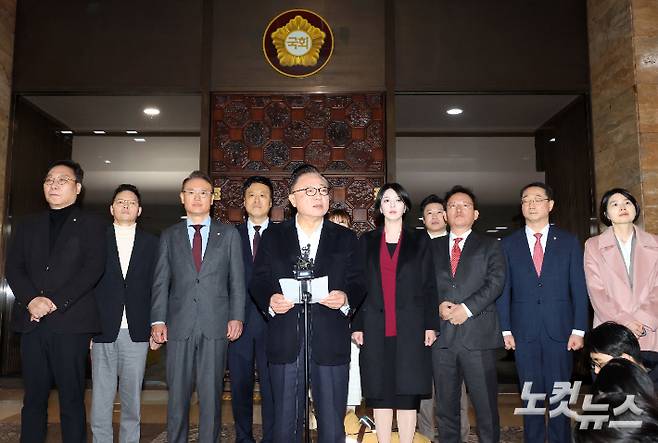 국민의힘 고동진 의원을 비롯한 친한계 의원들이 지난달 29일 국회 로텐더홀에서 지도부의 한동훈 전 대표 제명 결정에 대해 입장 발표를 하고 있다. 황진환 기자