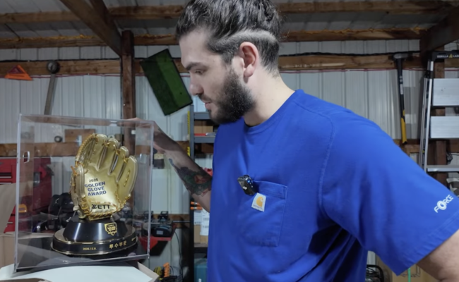 토론토 코디 폰세가 집에 도착한 골든글러브를 보며 기뻐하고 있다. /엠마 키틀 폰세 유튜브