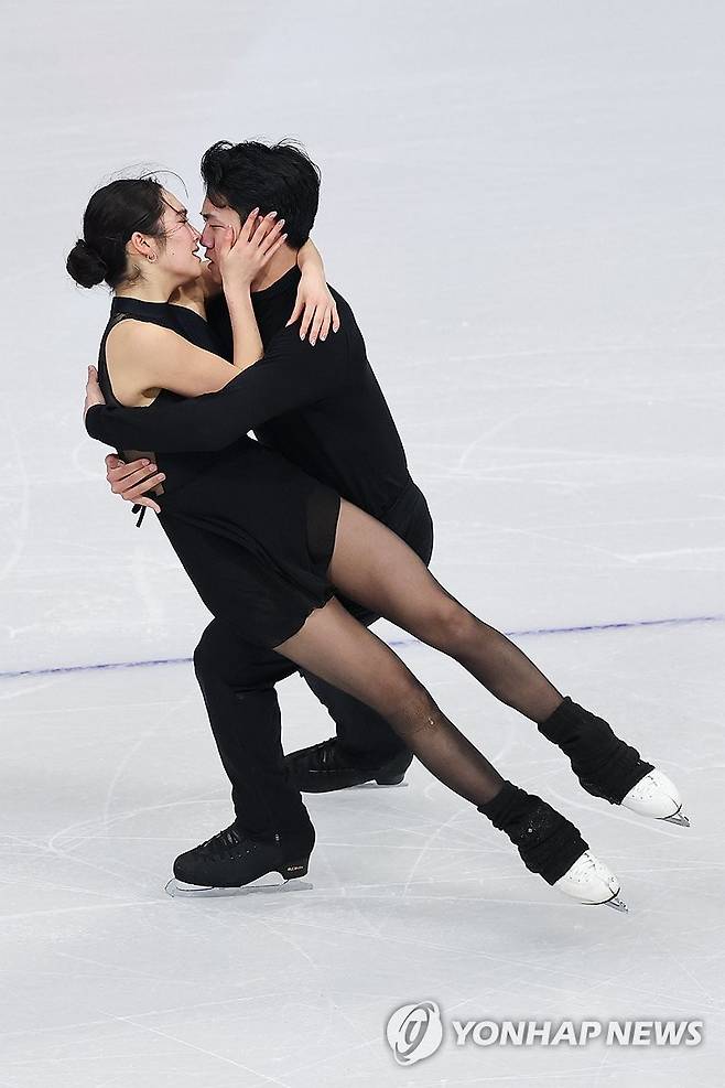 연기 펼치는 아이스댄스 임해나-권예 (밀라노=연합뉴스) 서대연 기자 = 2026 밀라노·코르티나담페초 동계올림픽 개막을 4일 앞둔 2일(현지시간) 이탈리아 밀라노 아이스스케이팅 아레나에서 임해나와 권예가 훈련하고 있다. 2026.2.3 dwise@yna.co.kr