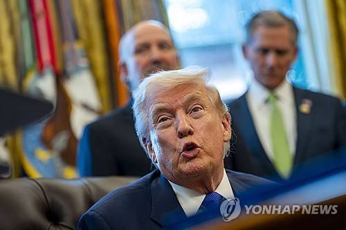 광물 비축 프로젝트 발표하는 트럼프 (UPI=연합뉴스) 도널드 트럼프 대통령이 2일(현지시간) 백악관에서 핵심광물 비축을 위한 '프로젝트 볼트'(Project Vault) 계획을 공식 발표했다. 2026.2.2