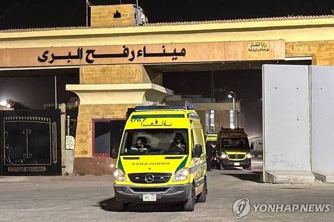 가자지구 나서는 구급차 (AFP=연합뉴스) 2일(현지시간) 가자지구 라파 국경검문소에서 팔레스타인 주민 환자들을 싣고 이집트 방면으로 나서고 있는 구급차들. 2026.2.3 photo@yna.co.kr