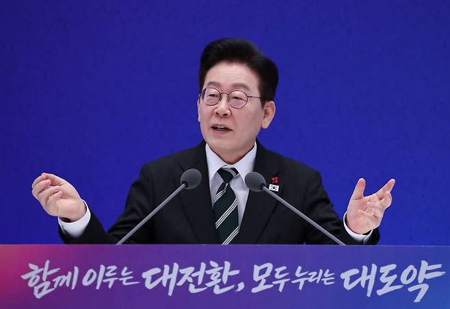 이재명 대통령이 21일 청와대 영빈관에서 열린 신년 기자회견에서 발언하고 있다. 연합뉴스