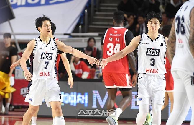 KCC 허훈(왼쪽)과 허웅 형제가 2일 잠실학생체육관에서 열린 2025-2026 프로농구 SK와 경기에서 전반을 19점 차 리드로 마친 뒤 하이파이브를 나누고 있다. 잠실학생 | 박진업 기자 upandup@sportsseoul.com