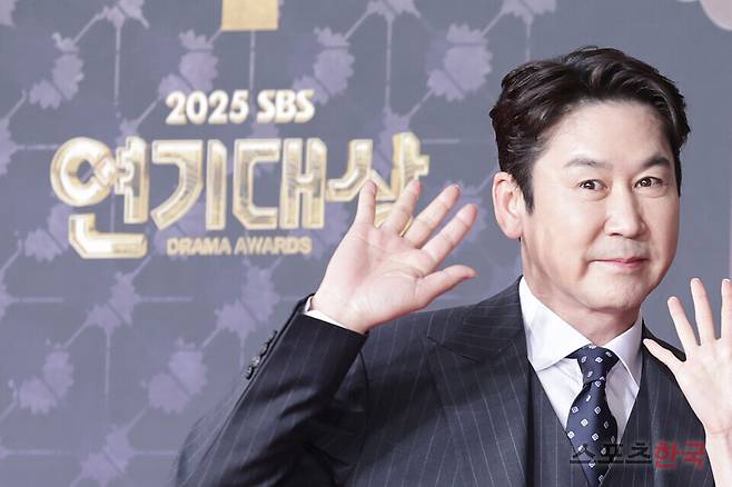 2025 SBS 연기대상 레드카펫 행사에 참석한 신동엽. 25.12.31 ⓒ이혜영 기자 lhy@hankooki.com
